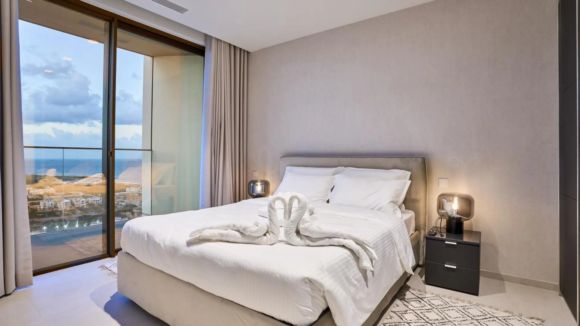 Sky High Luxury Apartment In Mercury Towers With Infinite Seaviews Saint Julian's Malta